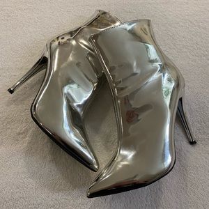 Silver Ankle boots 👢